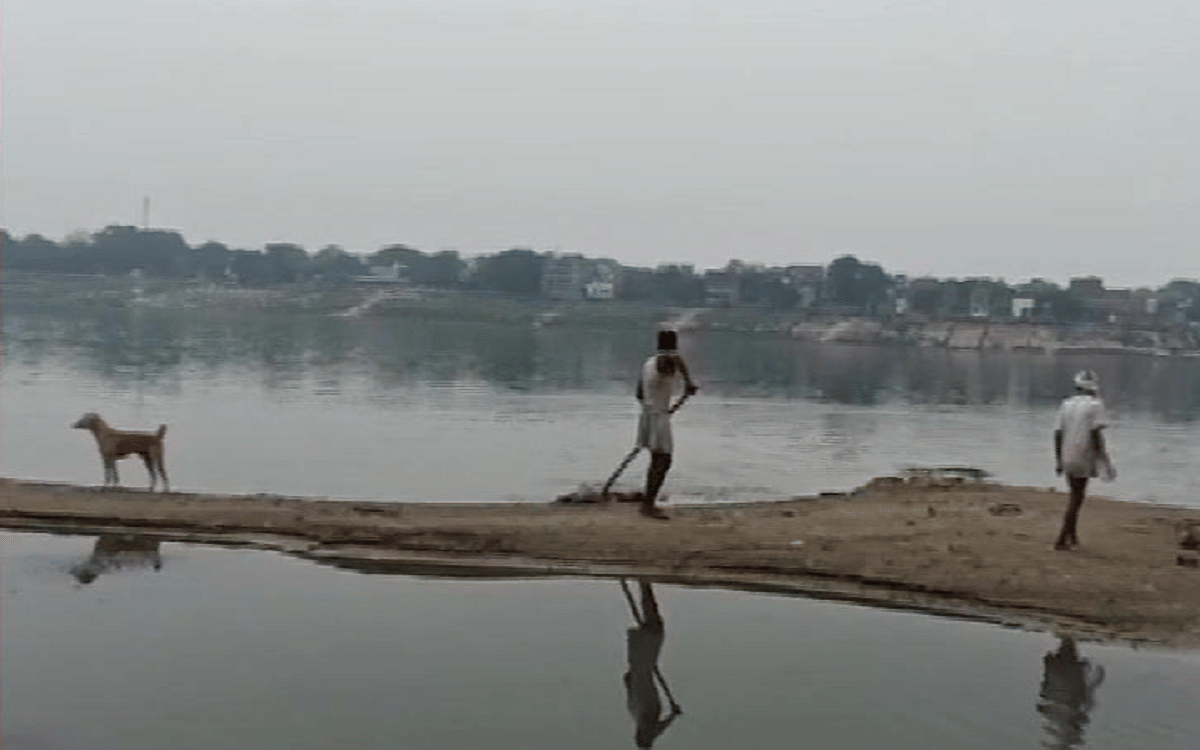 Dead bodies again floating in Ganges Sensation due to recovered  three bodies on ganga Ghat in Ballia police performed last rites