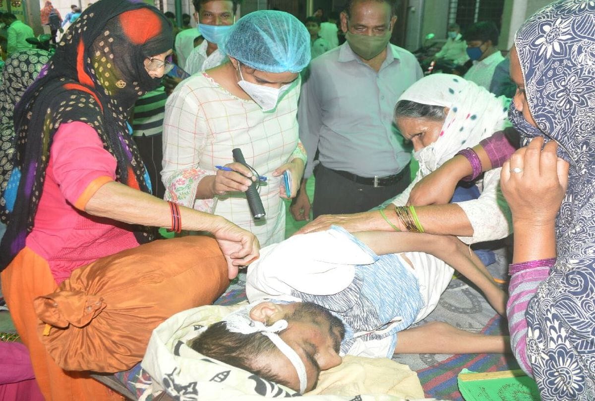Crossing River By Boat Health Depatment Team Reached Village For Treatment