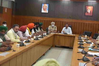 सोनीपत लघु सचिवालय में किसान नेताओं के साथ बैठक करते डीसी।
