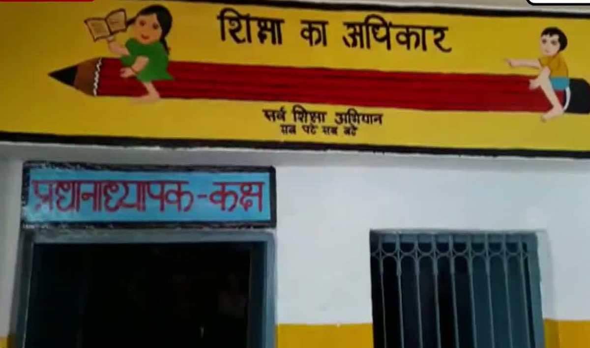 Eight Class Student Anjali Solanki Became The Principal For A Day In Agra School