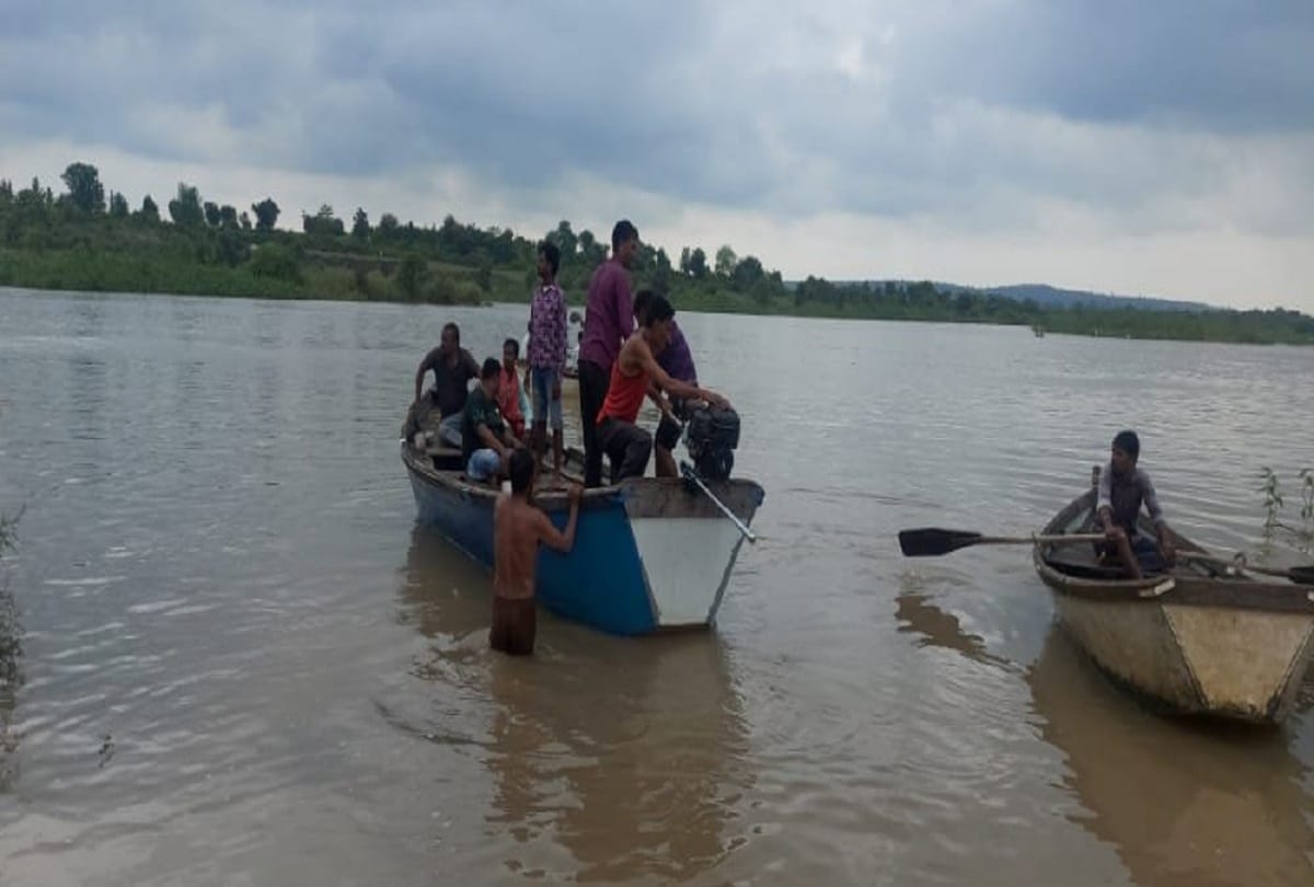 Maharashtra Boat capsizes in Amravati 11 people of same family killed eight still missing