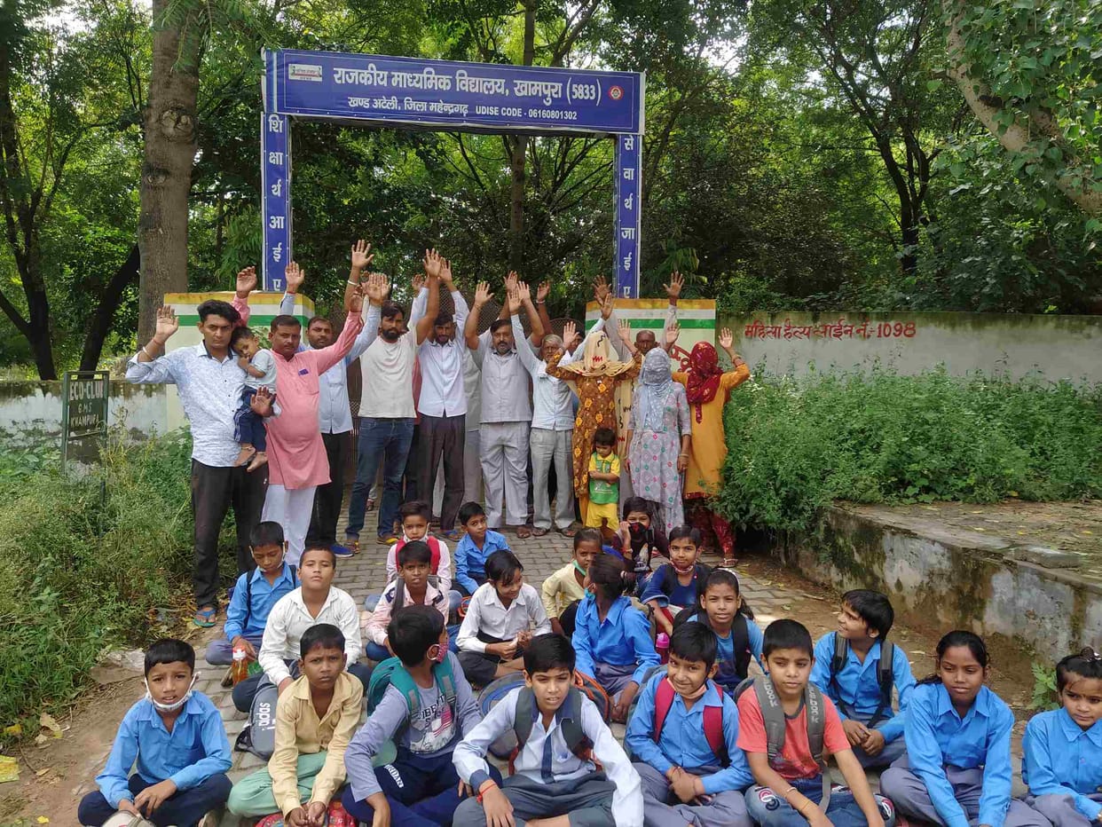 Villagers angry due to lack of education in school, demonstration led by sarpanch