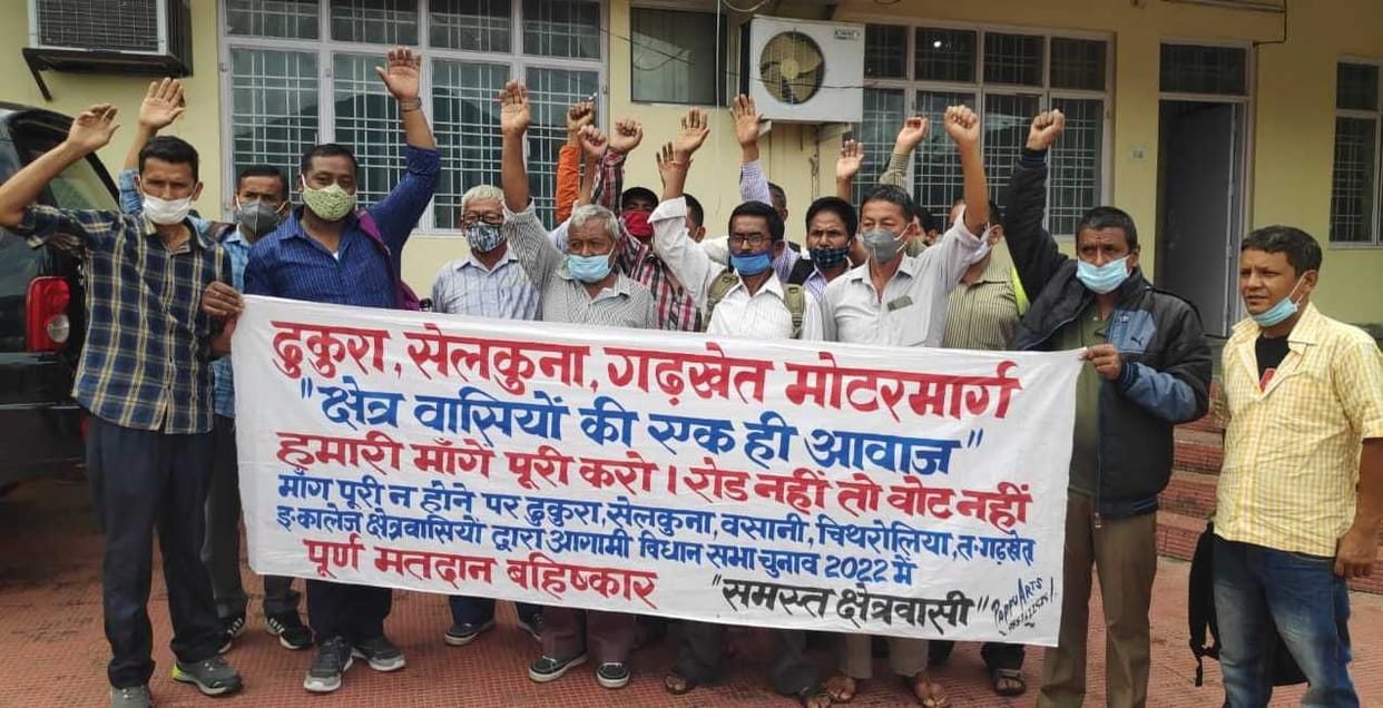 Villagers of Jaisar-Gardhkhet roared in the collectorate for the demand of the road, announced the boycott of the elections