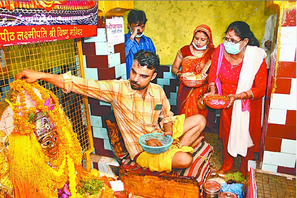 sorahiya mela in varanasi 2021 worship of maa laxmi temple Women tied 16 knots of thread