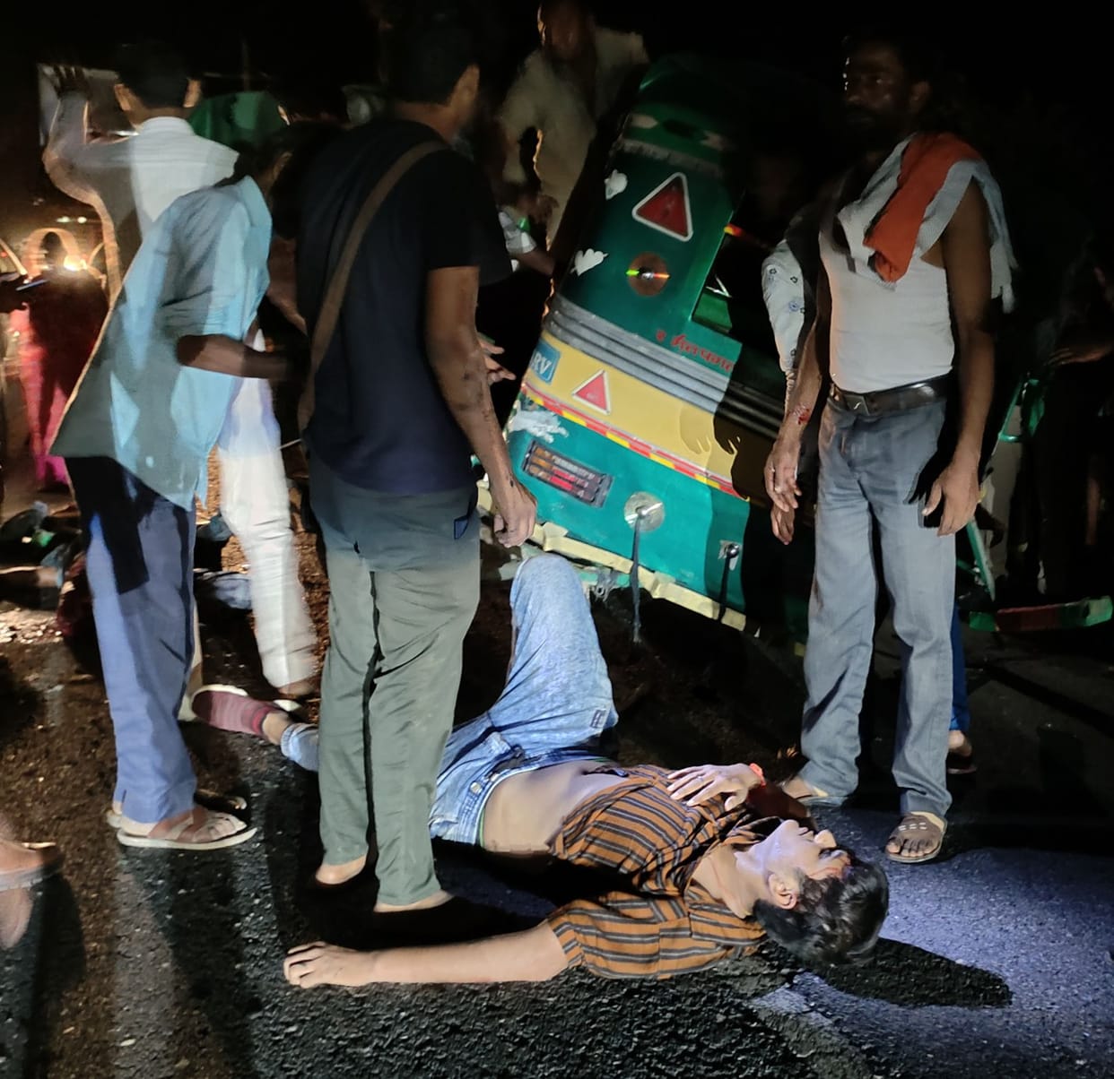 Four injured, one dead in tractor tempo collision