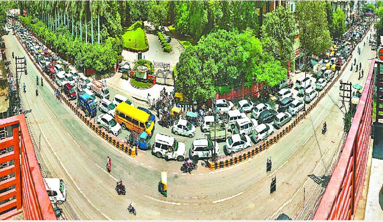Traffic conditions failure in varanasi city full day road jam  ambulances and many VVIP vehicles stuck
