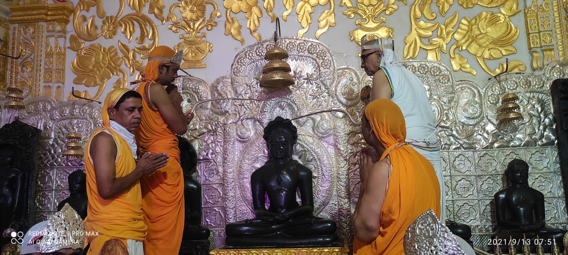 Jhansi: On the occasion of Paryushan festival, Aryika Vivictashree Mataji gave discourses by worshiping the best sacha religion.