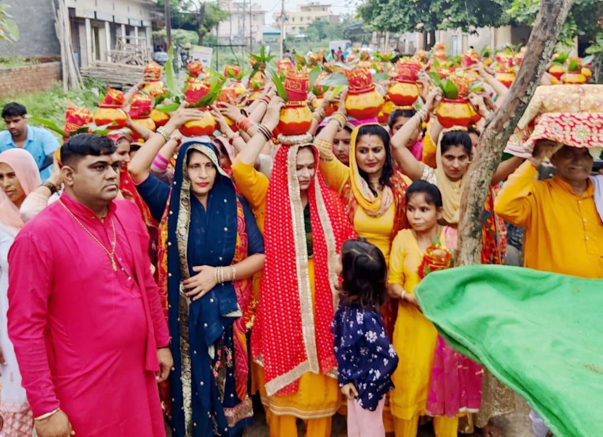 mahilaon ne nagar mein kalash yaatra nikaalee