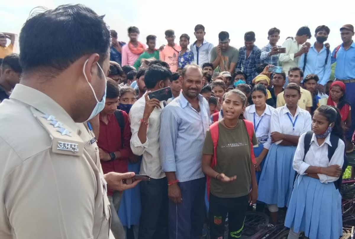 UP: Dumper crushed girl student going to college in Hamirpur, girl students blocked the highway