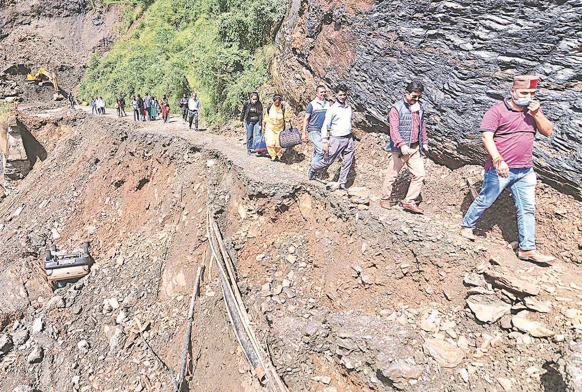 weather update himachal: NH 205 collapses near Judicial Academy Ghandal heavy traffic jam on road 