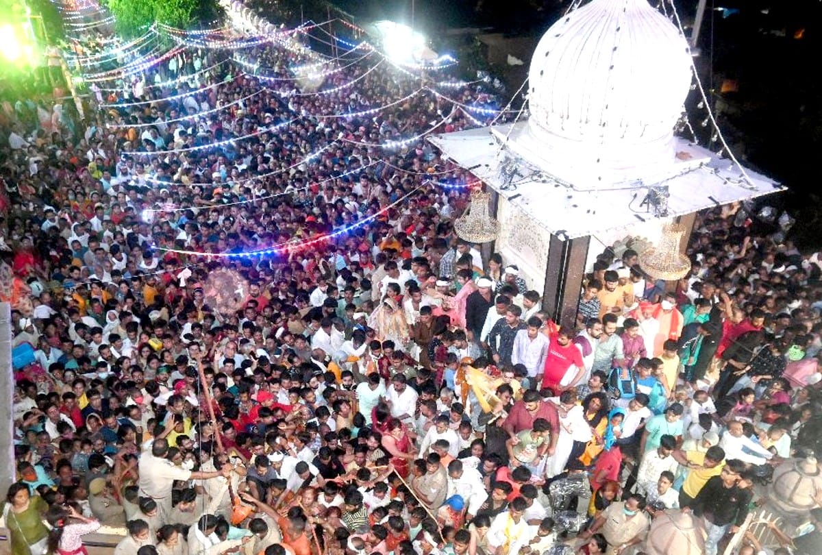 mathura barsana radhashtmi huge crowd of devotees gathered on radharani janmotsava