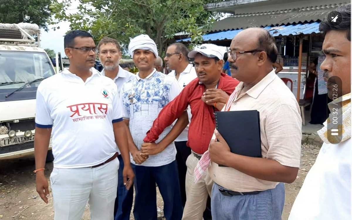 Anti-corruption team caught Secretary red handed while taking 10 thousand bribe in Azamgarh