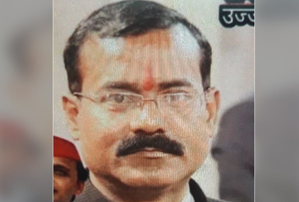 SP leader commits suicide by hanging in hotel in Agra