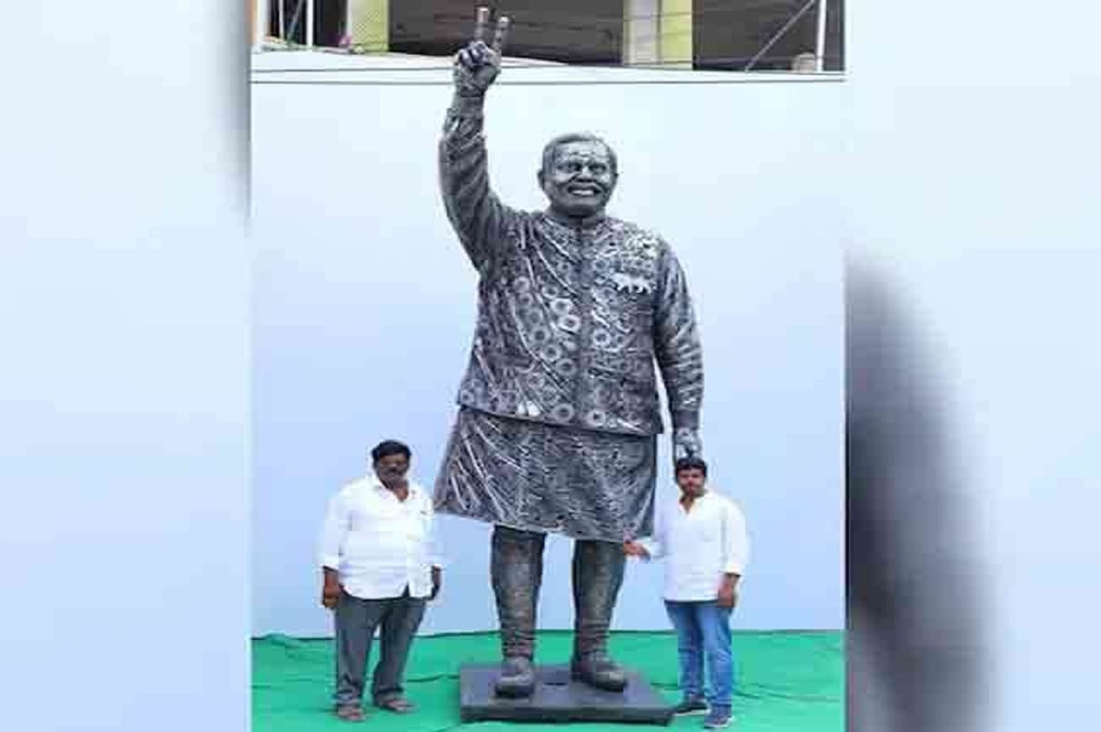 14 feet iron scrap statue of pm modi made by father son kaareegar guntur in andhra pradesh