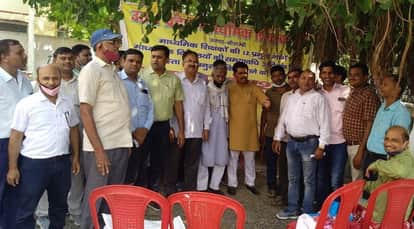 Teachers demonstrated at DIOS office