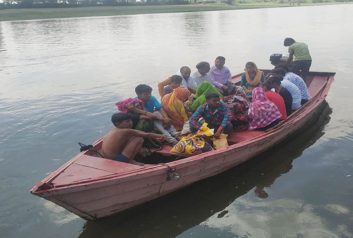 Crossing River By Boat Health Depatment Team Reached Village For Treatment