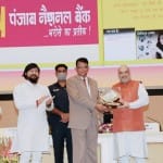 पीएनबी को अमित शाह राजभाषा कीर्ति का प्रथम पुरस्कार देते हुए