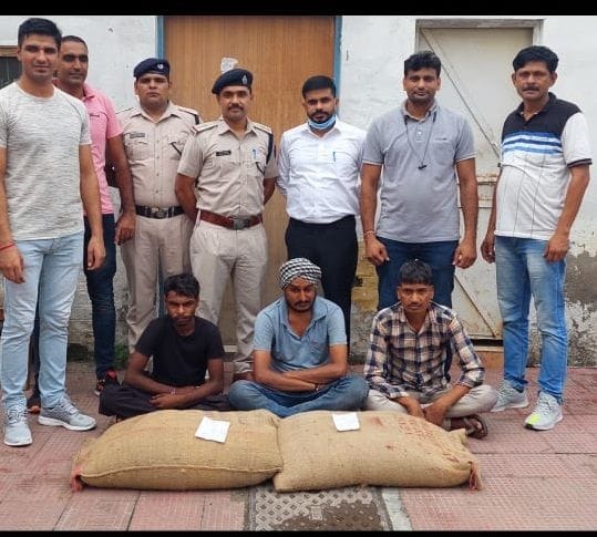3 other accused arrested in the case of throwing sacks from the train, the gangster is still absconding