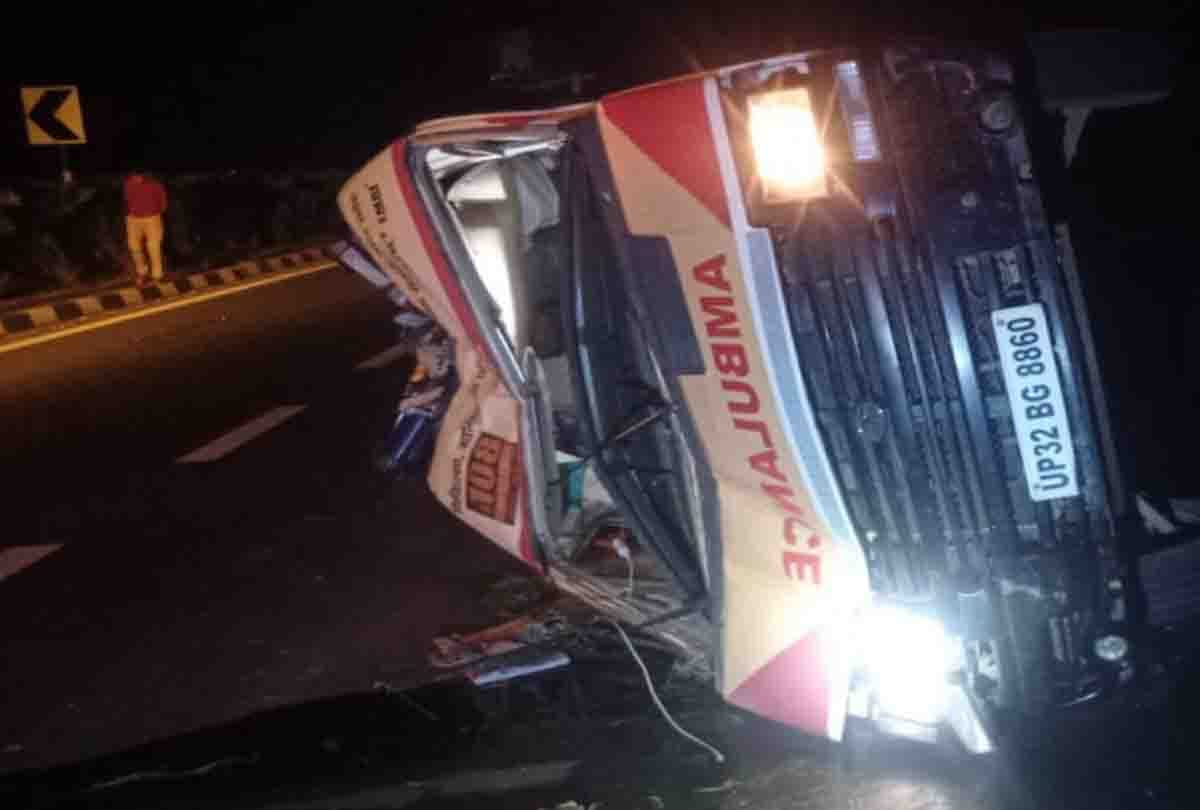 Kannauj: Ambulance returning from Prime Minister program overturned, three injured