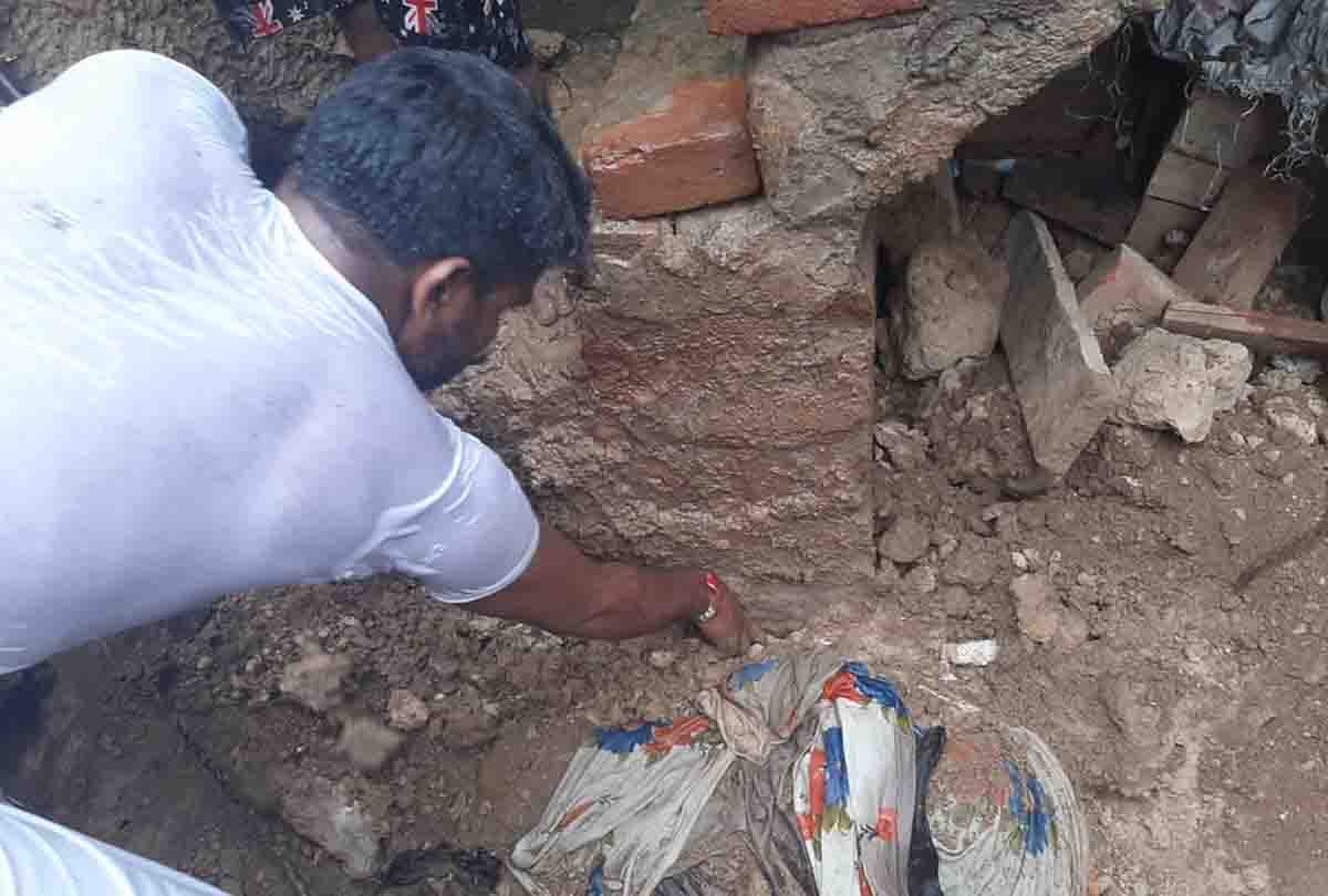 house collapse due to rain, old woman died in chitrakoot