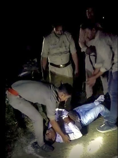 अयोध्या के बीकापुर में हुई मुठभेड़ में घायल बदमाश को ले जाती पुलिस।   -संवाद