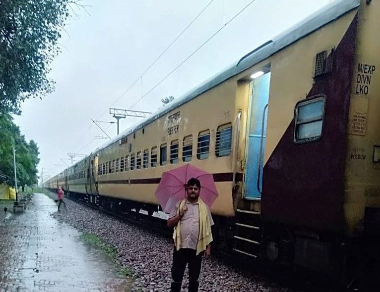 Tree fell on the track near Umri crossing, train operation stalled for two hours