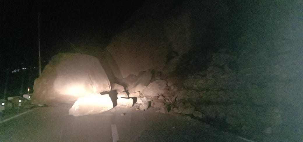 Manali Leh road road closed due to landslide near Nehru kund
