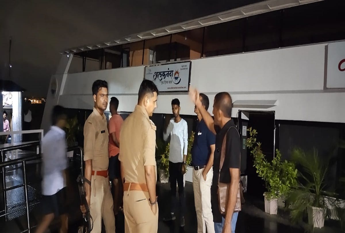 uncontrolled Alaknanda cruise collided with boats at Assi Ghat in varanasi after engine failure