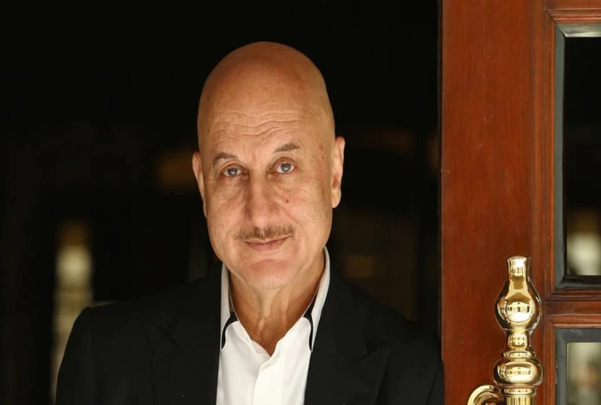 anupam kher says his mother dulari bring father in the conversation unnecessarily
