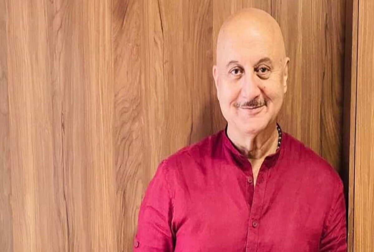 Anupam Kher's mother asks meri Kirron kaisi hai in new video