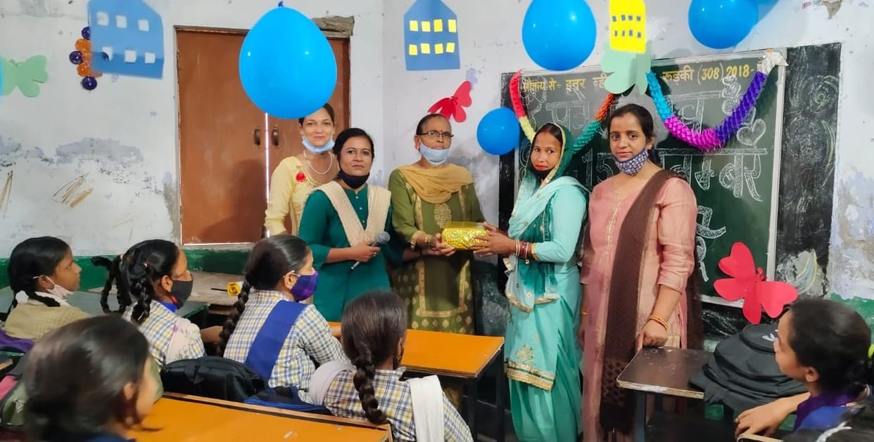 Celebration of admission of new students, welcomed with gifts