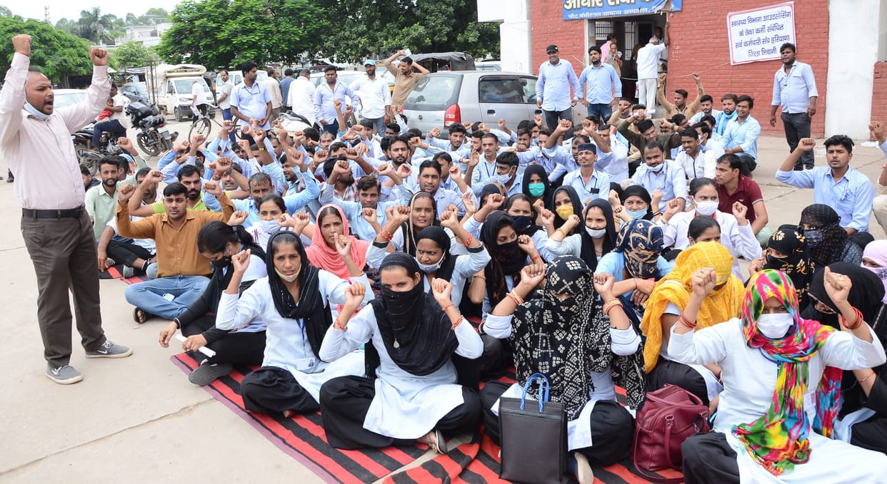 contract workers protest for salary and pf in Civil Hospatal Bhiwani