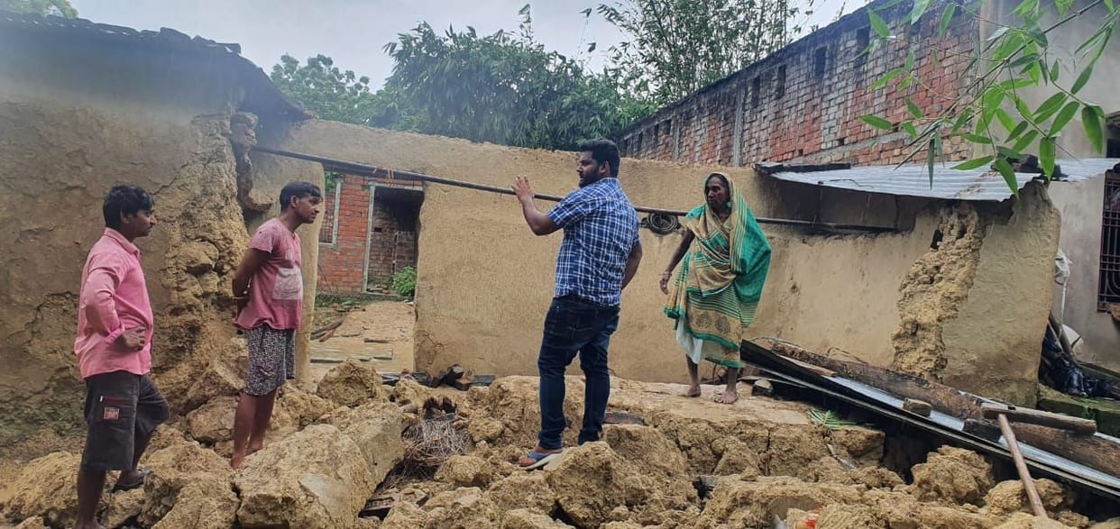 Girl injured after being buried in the rubble of the house