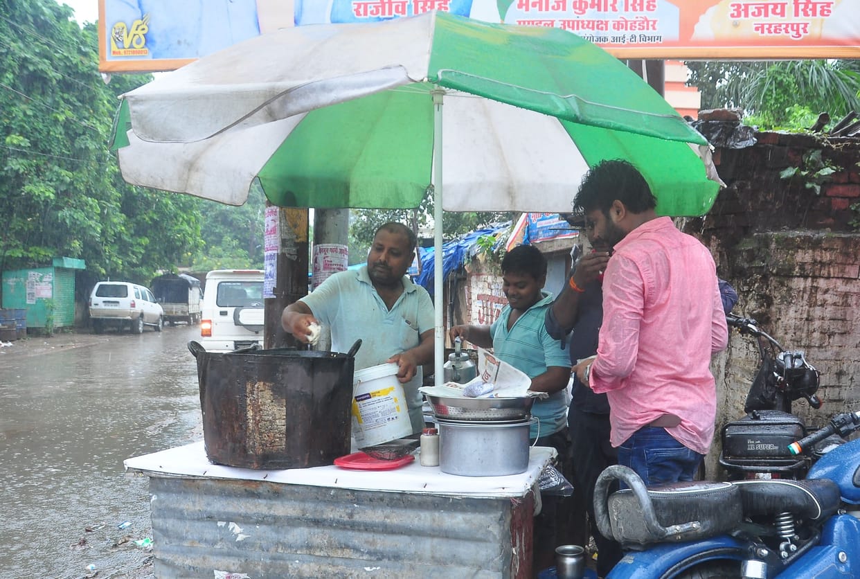 Clouds rained from morning till night, water logging in many places