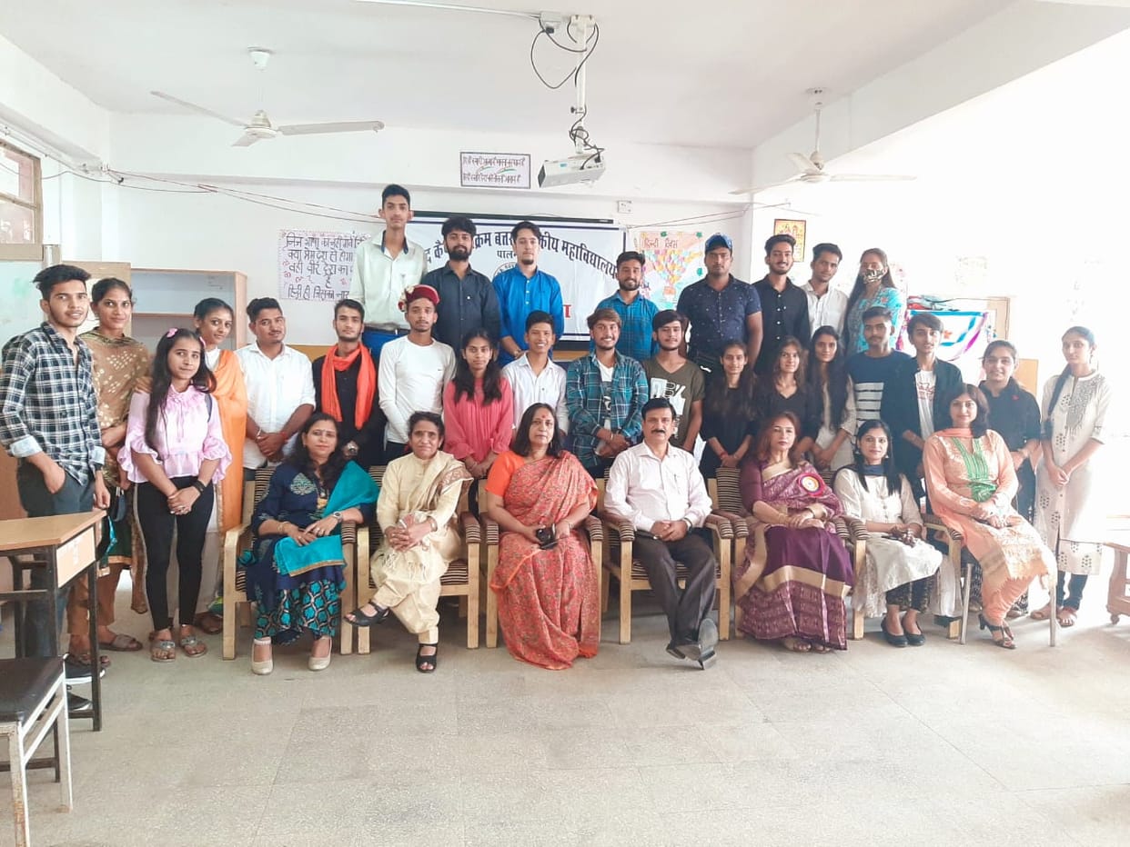 Rishi in quiz and Shabnam first in essay writing, Organizing programs on Hindi Diwas in the district, encouraged to use the language and importance of Hindi