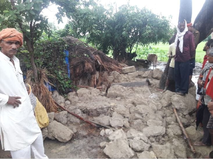 Rain in Ballia UP wife dies husband and grandson injured after being buried under mud wall