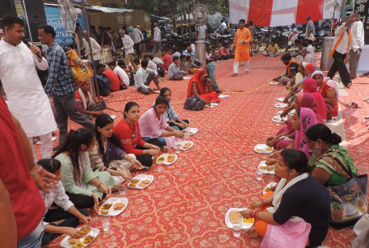 budhava mangal par pooje gae bajarangee, bhandaare mein chhaka prasaad