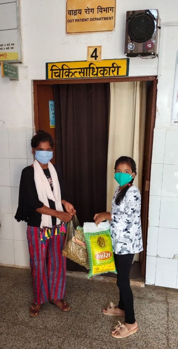 The girl helped the tuberculosis patient with the money of the piggy bank