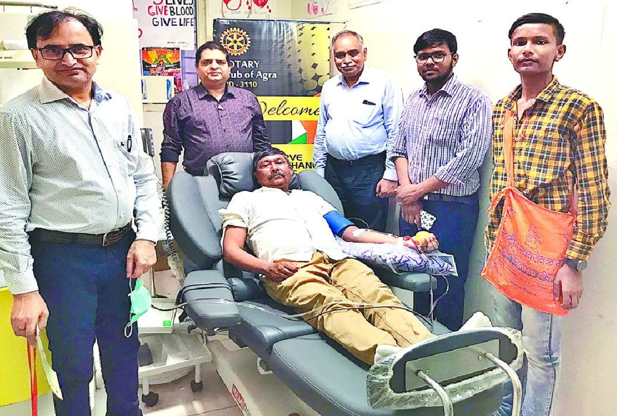 Blood Donate By Social Organization For Dengue And Viral Fever Patients