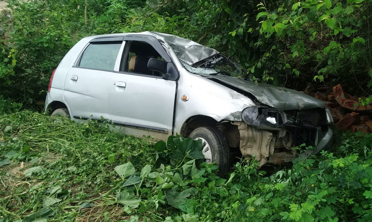The car fell into the ditch while trampling the young man
