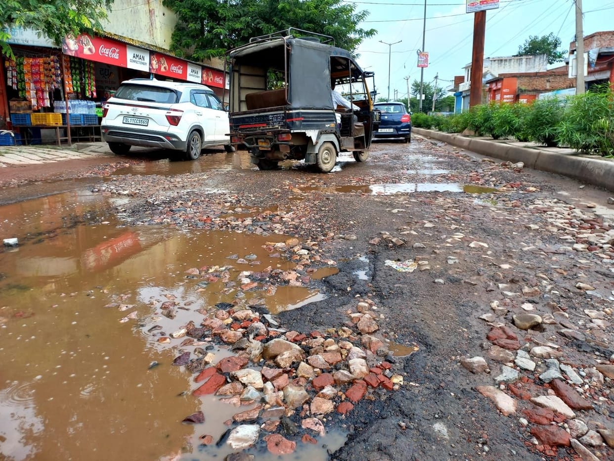 Pedestrians in road confusion in potholes or potholes on the roads