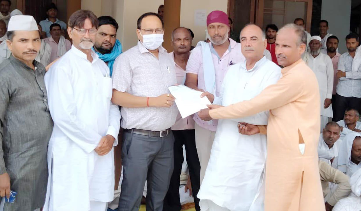 Demonstration against the government by taking out procession of farmers