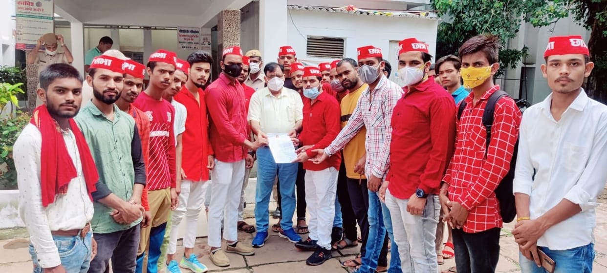 samajwadi party protest, lathicharge students