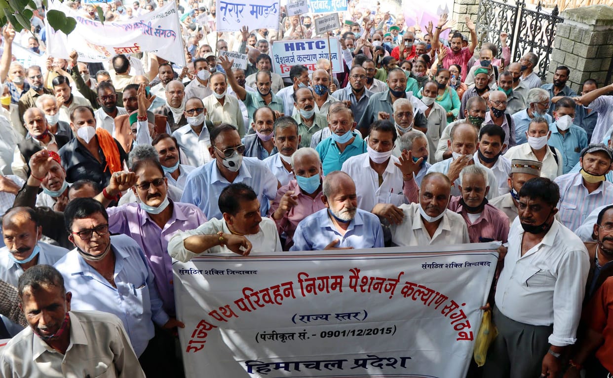 Pensioners demonstrated in Mandi