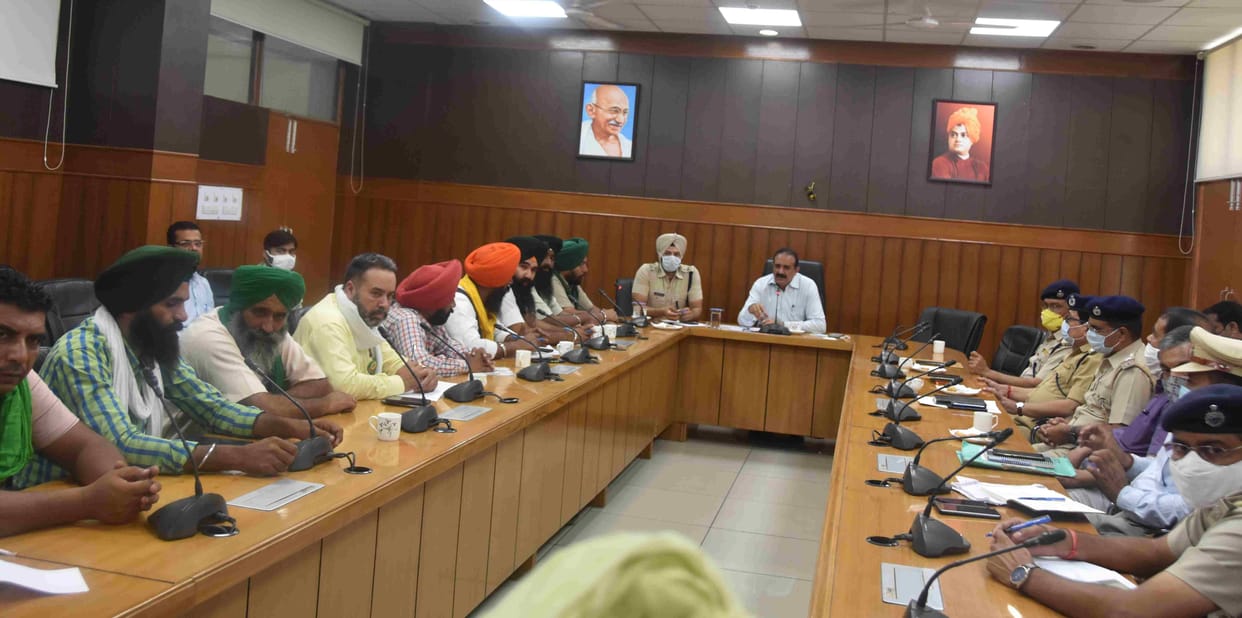 Administration talks to farmers to open a one-way road on Kundli border