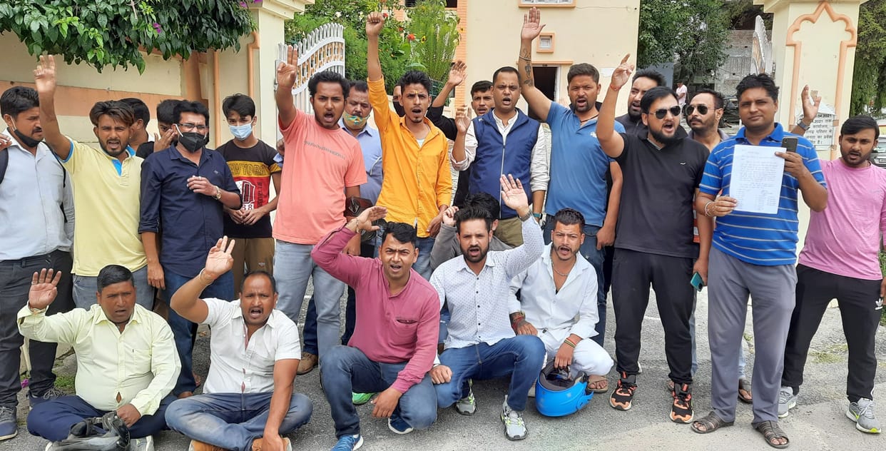Congress workers demonstrated against the bad roads of the district