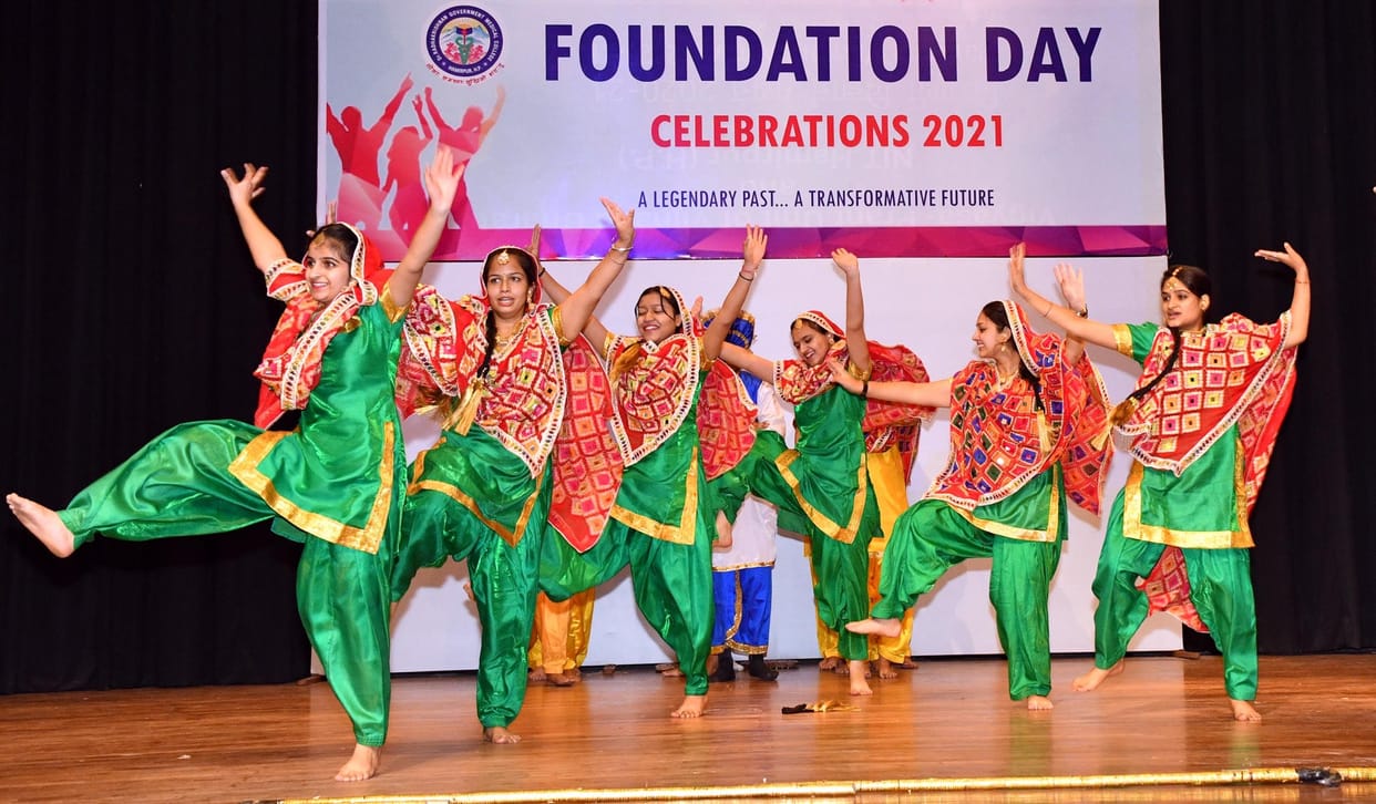 Health Minister distributed prizes to trainees on the foundation day of Medical College Hamirpur