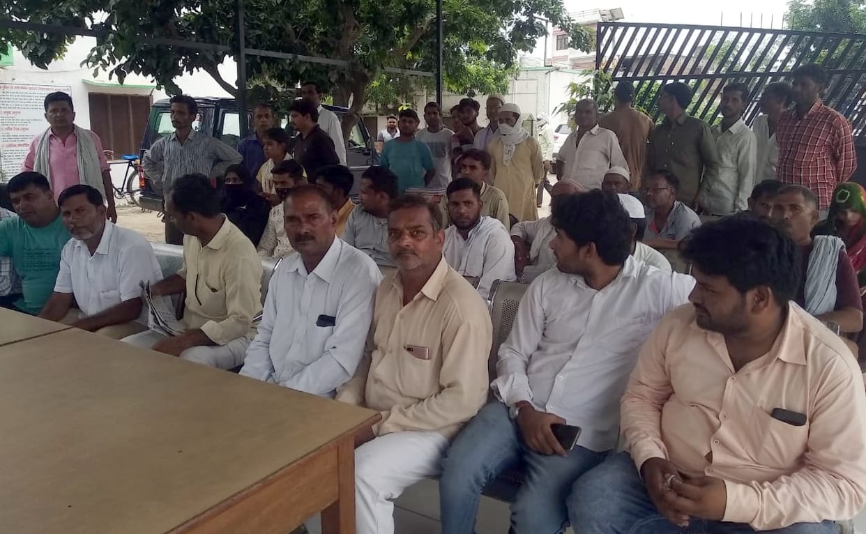 Retired teacher's son accused of duping crores of rupees, people created ruckus