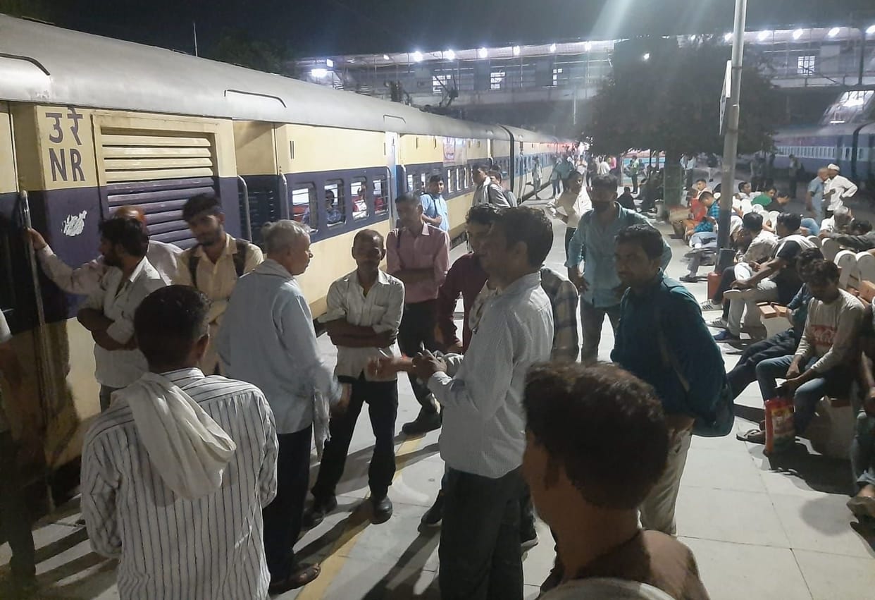 The wheel of Rajdhani, Shatabdi and two passengers stopped for one and a half hours