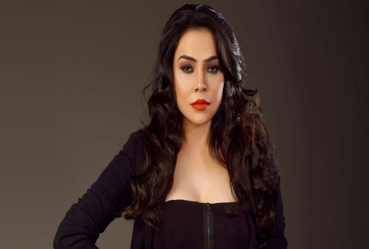 Actress Nikita Rawal robbed of Rs 7 lakh at gunpoint in new delhi